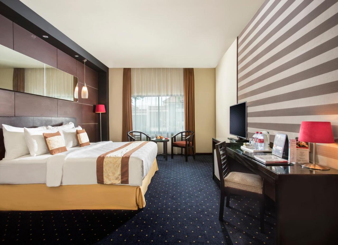 Swiss-Belhotel Silae Palu Exterior photo